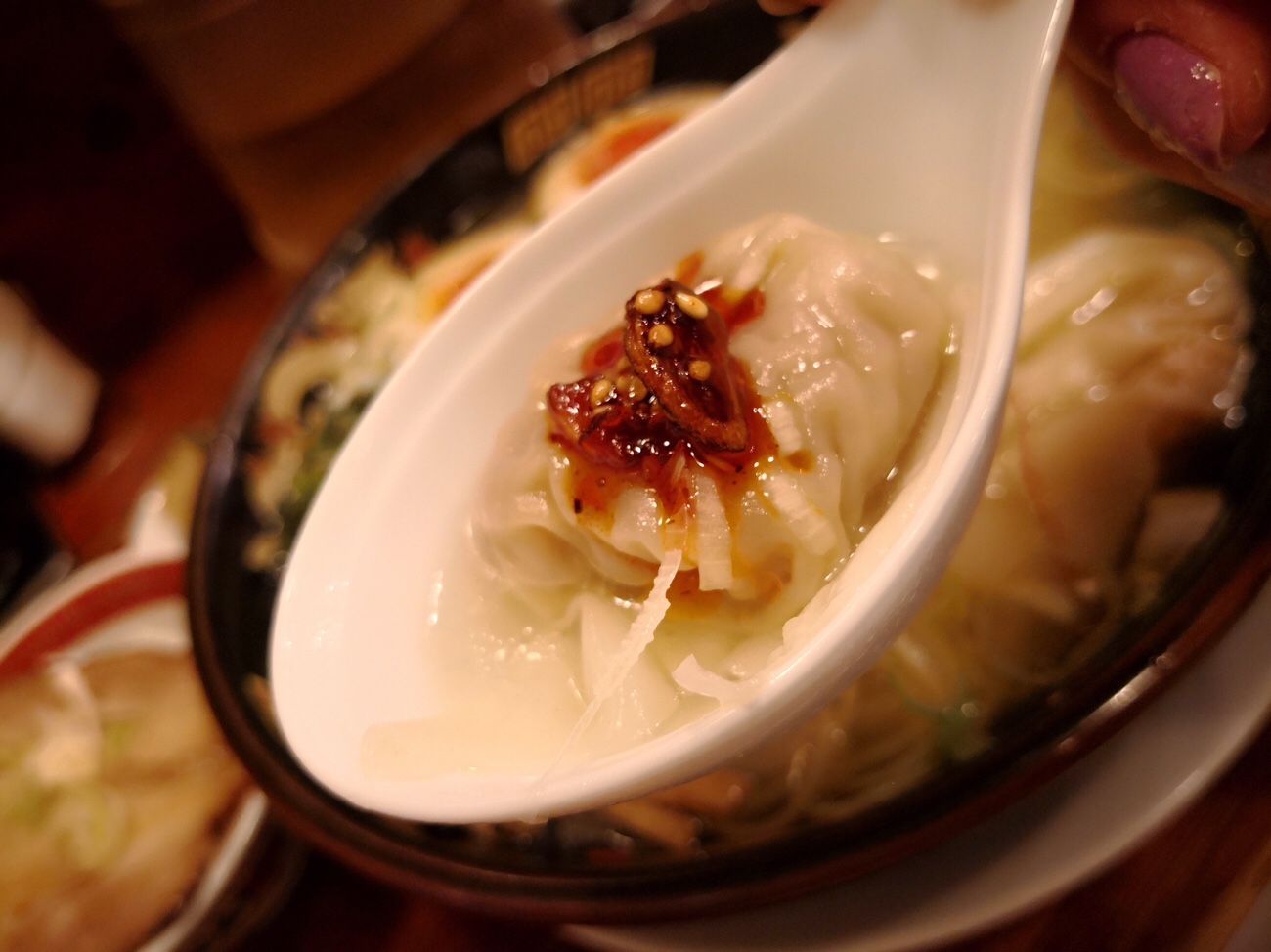 肉がたっぷり詰まった広州市場のワンタン麺