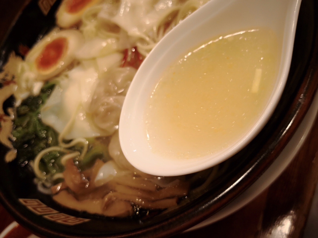 塩スープが美味しいワンタン麺広州市場