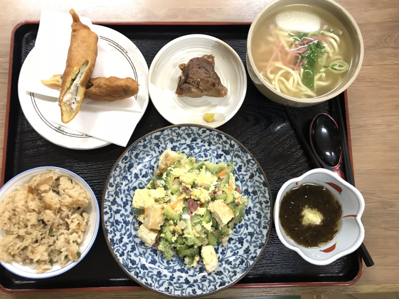 那覇空港フードコート食事　沖縄料理