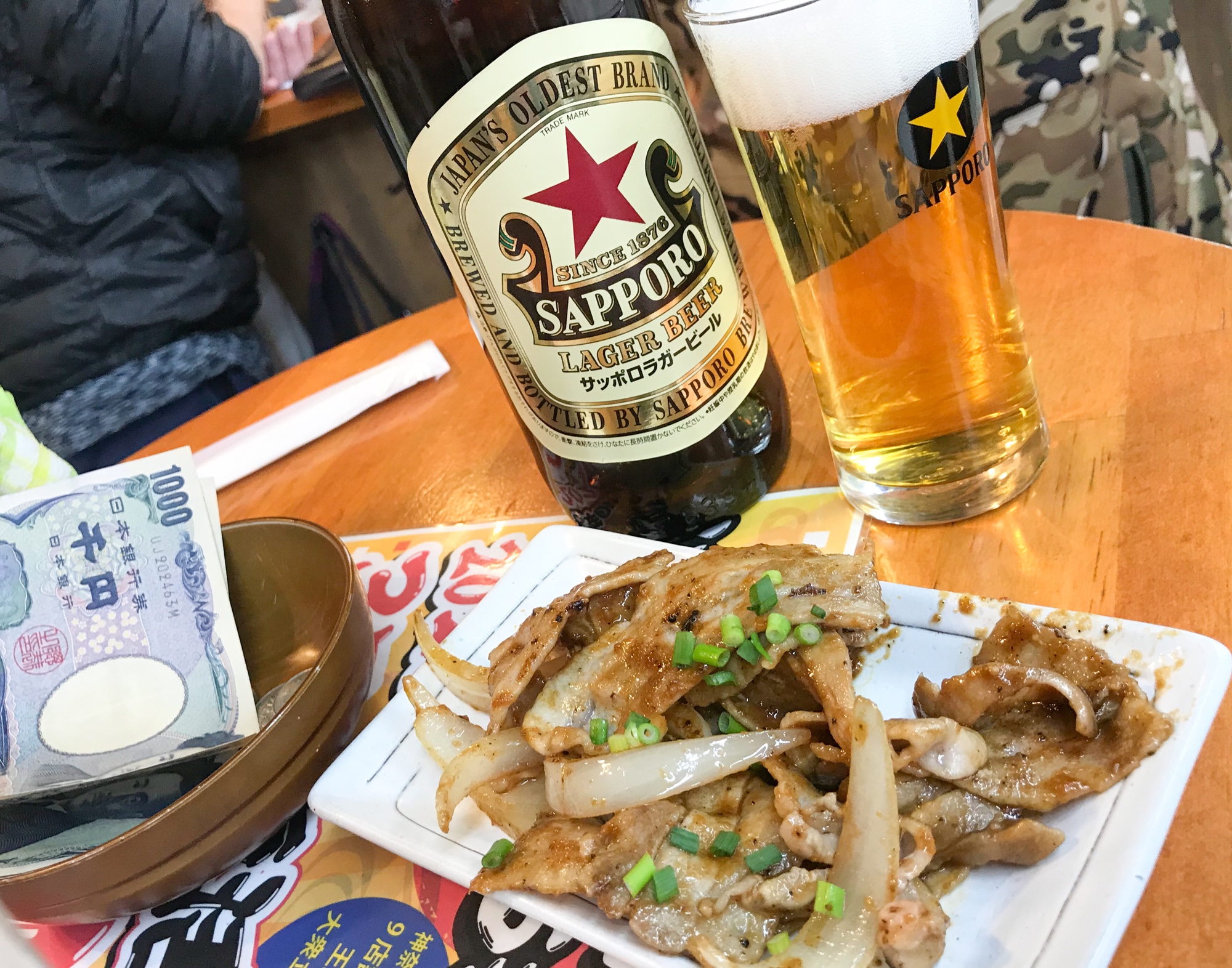 昼から立ち飲み 国民酒場じぃえんとるまん 横浜桜木町 はまぽーくのソーセージが美味 やっぱり豚がすき